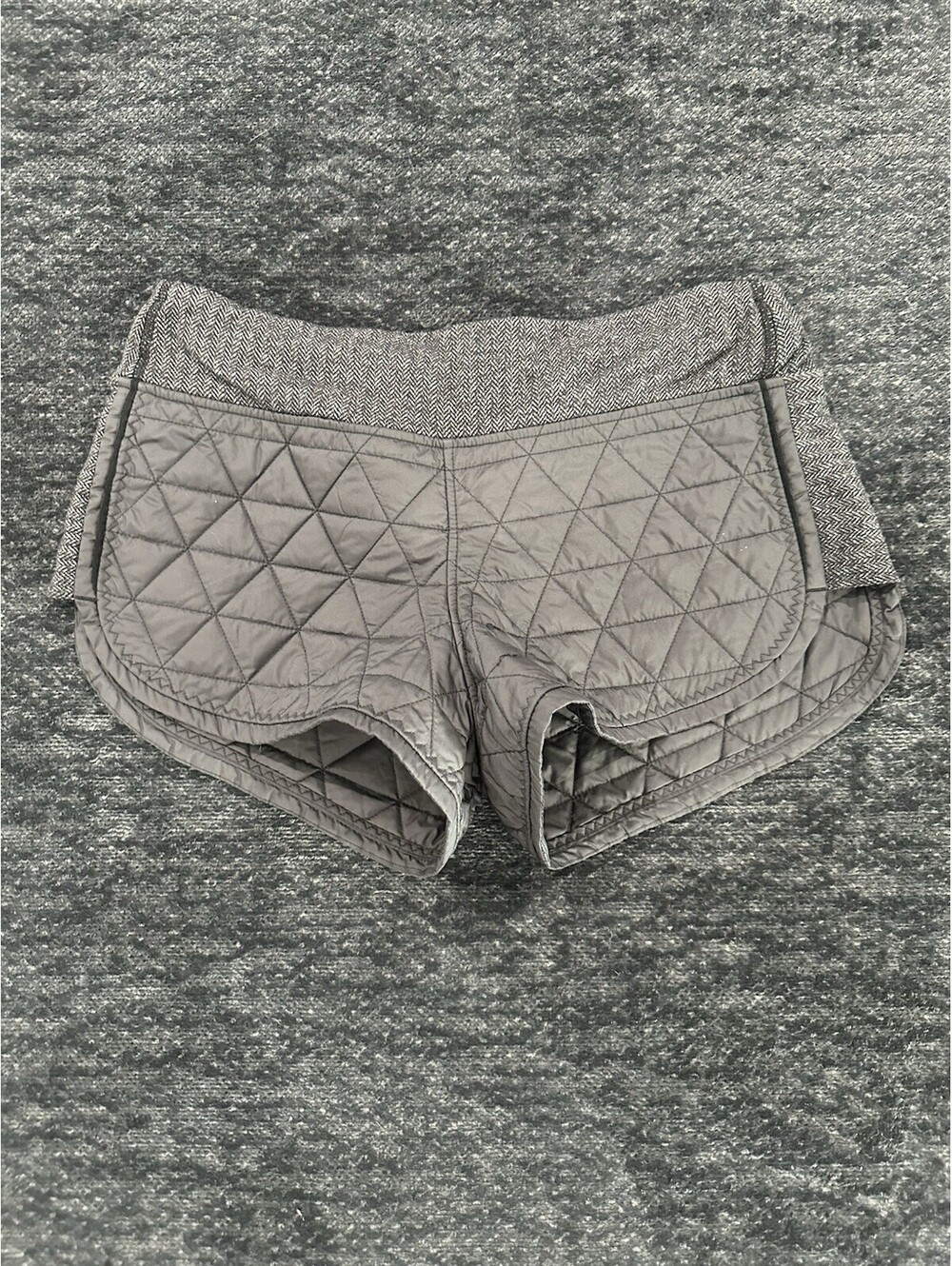 Lululemon Womens Size 8 Quilted Insulated Running Lounge Shorts Gray Black